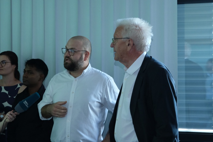 Winfried Kretschmann im Gespräch mit Dr. Claudiu Mortan vom Startup Perosol